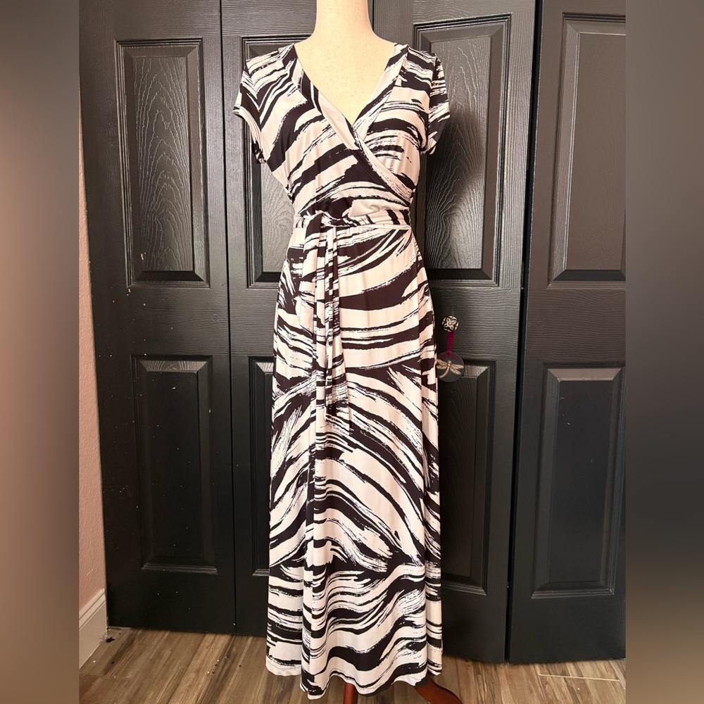 Elegant Black and White Maxi Dress